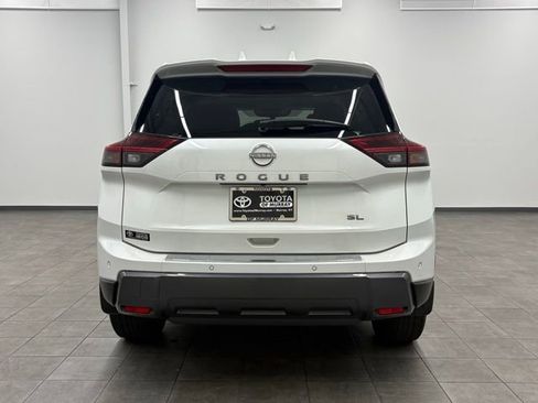 Used 2025 Nissan Rogue SL w/ Tech Package image 3