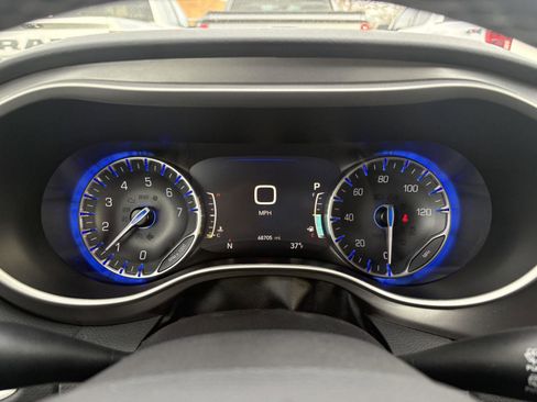 Used 2023 Chrysler Pacifica Touring-L image 10
