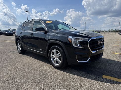 Used 2024 GMC Terrain SLE w/ Driver Convenience Package FWD image 4