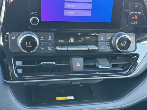 Used 2023 Toyota Highlander XLE AWD/4WD image 19