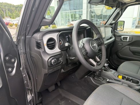 Used 2025 Jeep Gladiator Sport AWD/4WD image 16