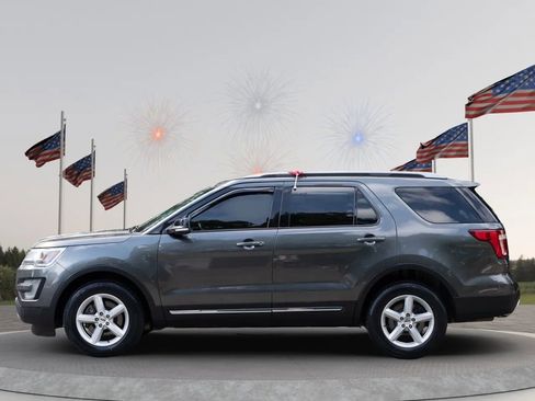 Used 2017 Ford Explorer XLT image 10