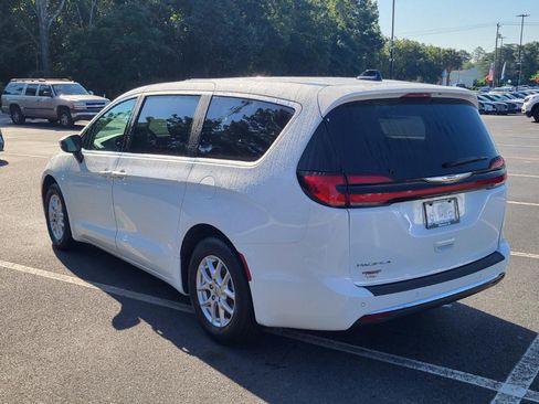 Used 2023 Chrysler Pacifica Touring-L FWD image 6