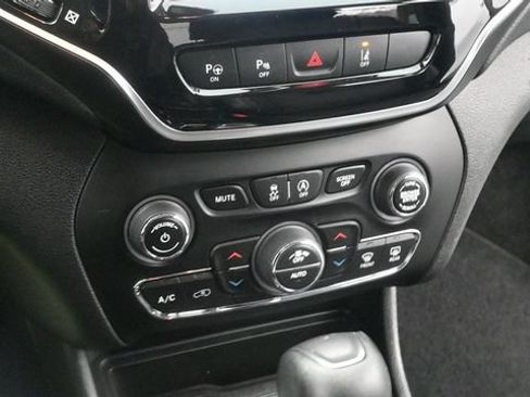 Used 2021 Jeep Cherokee Limited AWD/4WD image 18