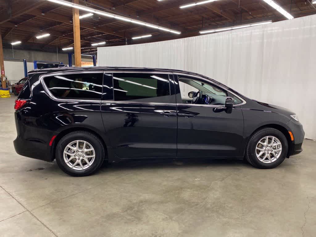 Used 2024 Chrysler Pacifica Touring-L FWD image 7