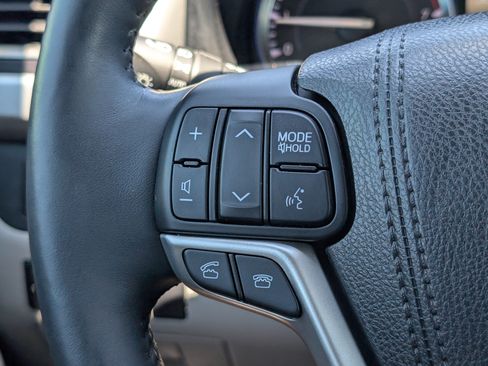 Used 2016 Toyota Highlander Limited Platinum FWD image 13