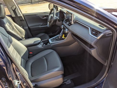 Used 2019 Toyota RAV4 Limited image 22