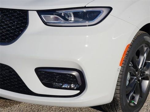 New 2026 Chrysler Pacifica Select image 6