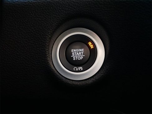 Used 2024 Chrysler Pacifica Limited w/ Uconnect Theater Family Group image 26