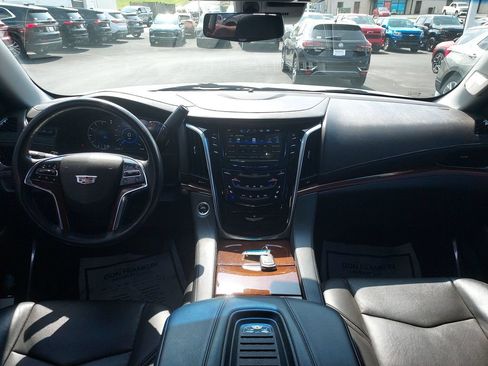 Used 2020 Cadillac Escalade ESV Luxury AWD/4WD image 15