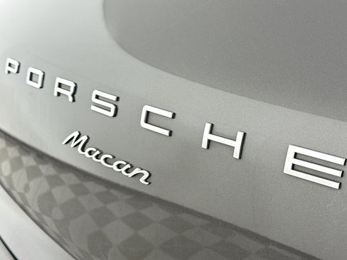 Certified 2018 Porsche Macan image 29