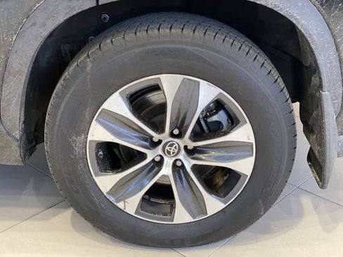 Used 2022 Toyota Highlander XLE AWD/4WD image 13