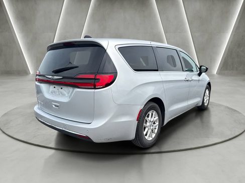 Used 2024 Chrysler Pacifica Touring-L FWD image 5