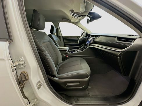 Used 2023 Jeep Grand Cherokee Laredo image 31