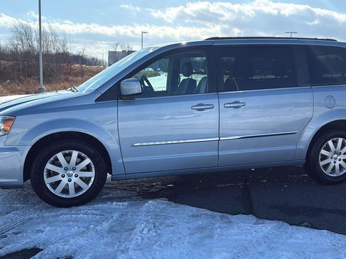 Used 2016 Chrysler Town & Country Touring image 14