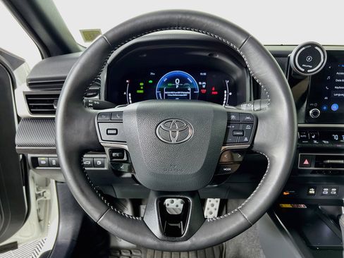 Used 2025 Toyota Camry SE w/ Convenience Package FWD image 12