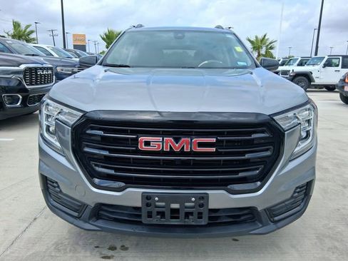 Used 2024 GMC Terrain SLE w/ Driver Convenience Package FWD image 2