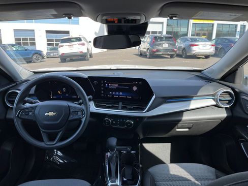 Used 2025 Chevrolet Trax LT image 32