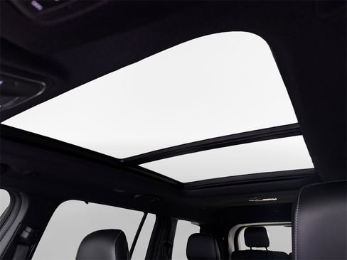 Used 2025 Jeep Grand Cherokee L Limited w/ Luxury Tech Group II image 23