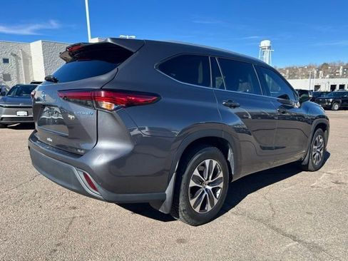Used 2022 Toyota Highlander XLE image 6