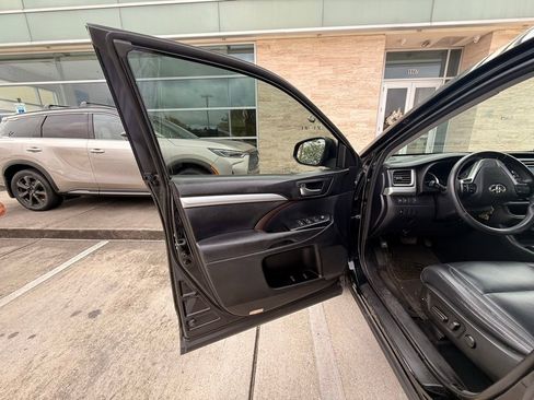 Used 2019 Toyota Highlander XLE FWD image 11