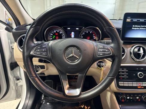 Used 2020 Mercedes-Benz GLA 250 4MATIC image 11
