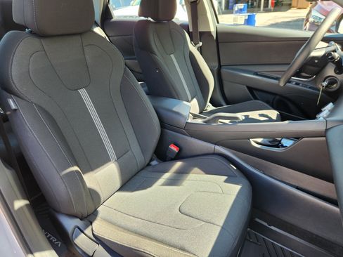 Certified 2025 Hyundai Elantra SE FWD image 14