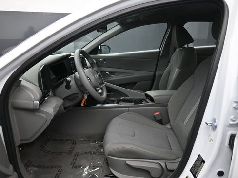 Used 2025 Hyundai Elantra SE FWD image 18