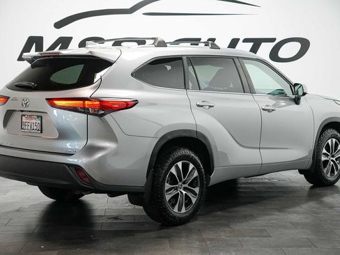 Used 2023 Toyota Highlander XLE AWD/4WD image 4
