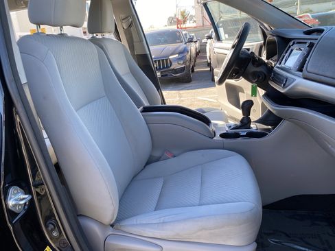 Used 2018 Toyota Highlander LE w/ Carpet Mat Package (TMS) image 25