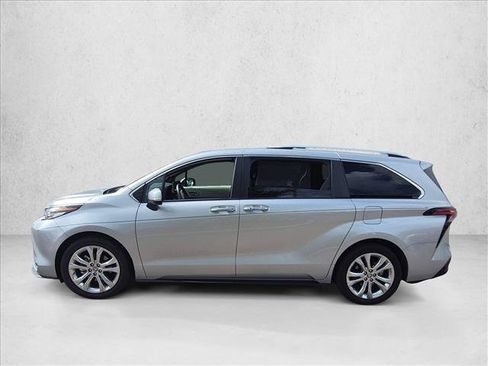 Used 2023 Toyota Sienna Platinum FWD image 4