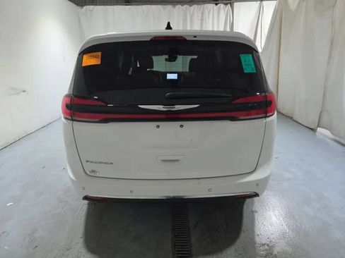 Used 2025 Chrysler Pacifica Select FWD image 4