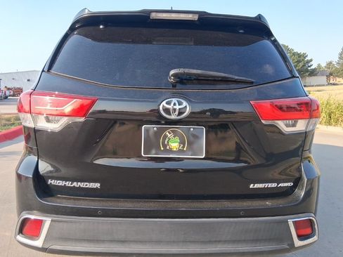 Used 2019 Toyota Highlander Limited AWD/4WD image 4