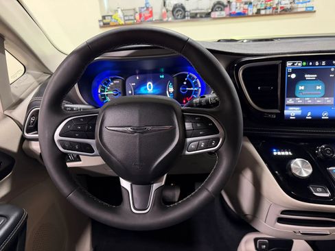 Used 2023 Chrysler Pacifica Touring-L FWD image 52