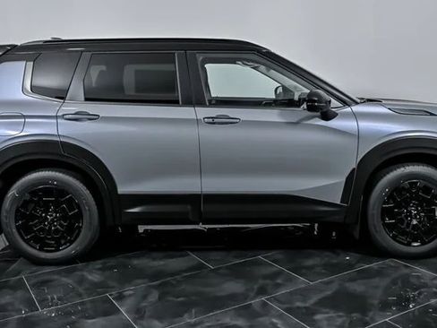 Used 2025 Mitsubishi Outlander AWD image 3