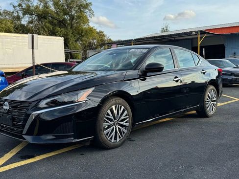 Used 2025 Nissan Altima 2.5 SV image 2