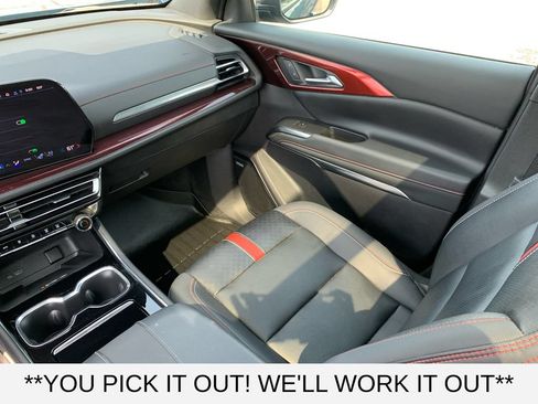 Used 2025 Chevrolet Traverse RS FWD image 28