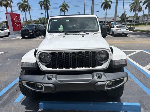 Used 2024 Jeep Gladiator Sport AWD/4WD image 3