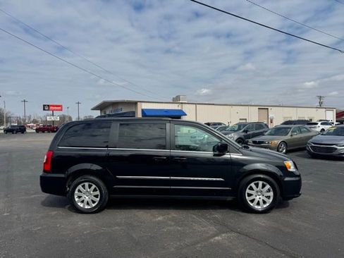 Used 2016 Chrysler Town & Country Touring image 7