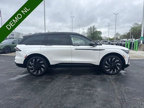 Used 2025 Lincoln Nautilus Reserve AWD/4WD image 5