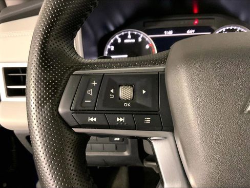 Used 2025 Mitsubishi Outlander SE image 18