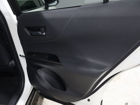 Used 2022 Toyota Venza XLE image 22