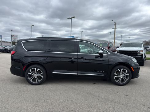 New 2026 Chrysler Pacifica Pinnacle w/ Trailer Tow Group AWD/4WD image 4