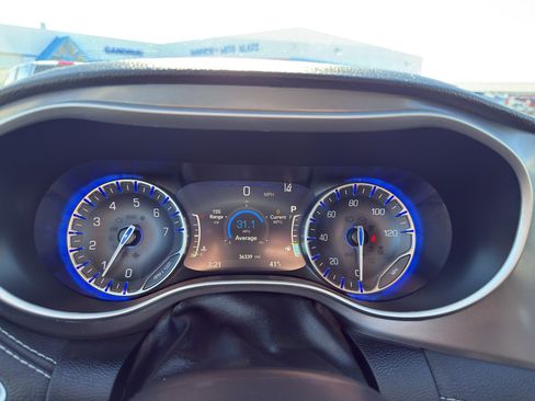 Used 2023 Chrysler Pacifica Touring-L image 16