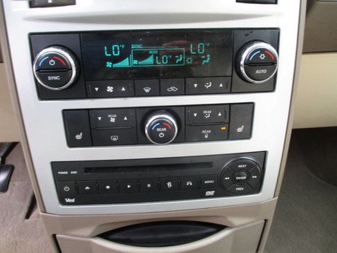 Used 2008 Chrysler Town & Country Limited w/ Entertainment Group #3 FWD image 13