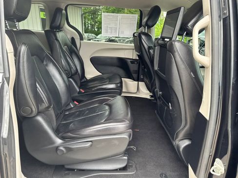 Used 2022 Chrysler Pacifica Touring-L w/ Uconnect Theater Family Group FWD image 28