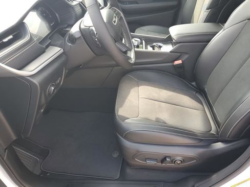 New 2025 Jeep Grand Cherokee Altitude image 31