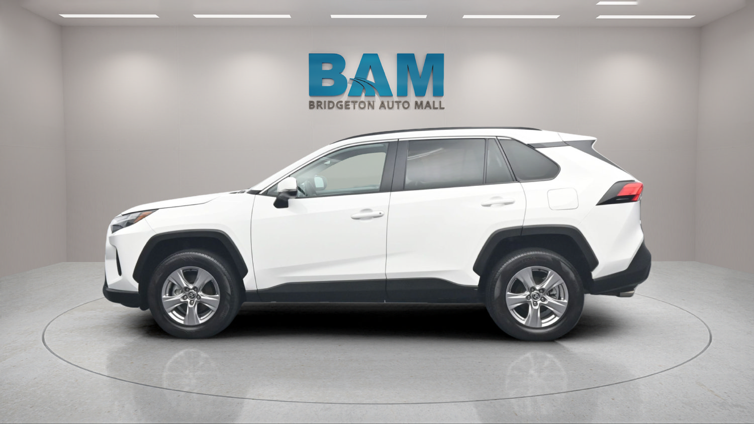 Used 2025 Toyota RAV4 XLE AWD/4WD image 3