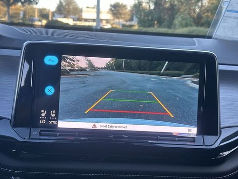 New 2026 Volkswagen Atlas Cross Sport SE image 17