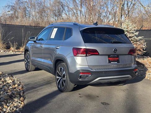 Certified 2024 Volkswagen Taos SE image 3